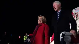 Calon Presiden AS dari Partai Demokrat, Hillary Clinton didampingi suaminya saat tiba di Westchester County Airport di White Plains, New York, AS, Selasa (8/11). (AP Photo / Andrew Harnik)