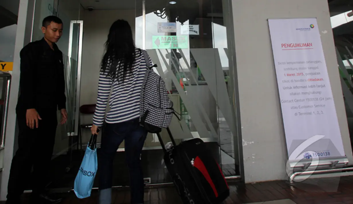 Seorang penumpang memasuki pintu penjualan tiket pesawat terbang. Mulai 1 Maret 2015 Menteri Perhubungan akan menutup loket pembelian tiket maskapai di bandara, Jakarta, Sabtu (28/2/2015). (Liputan6.com/Faisal R Syam)