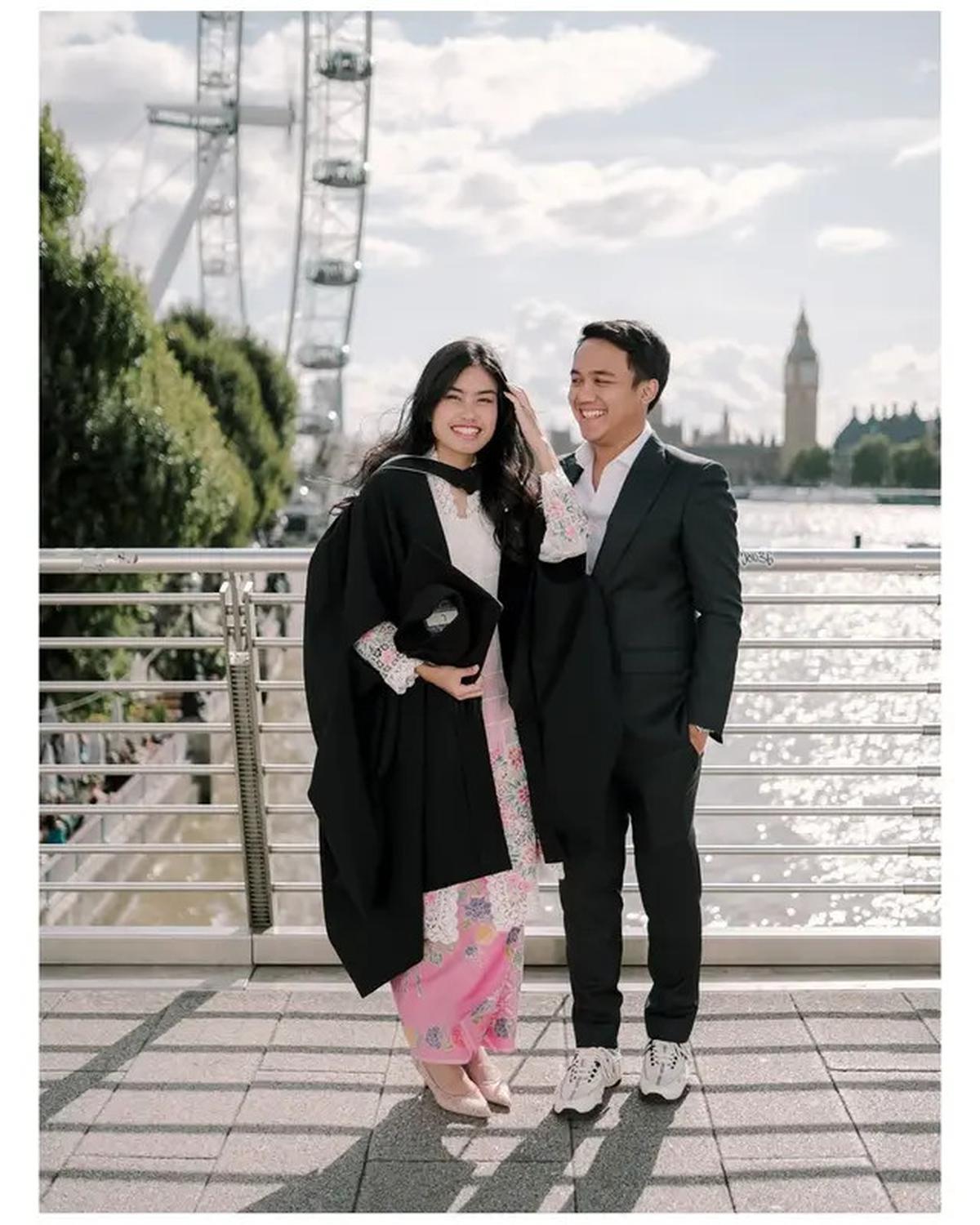 6 Potret Kebaya Namira Adjani saat Wisuda S2 di London, Paduan Kain Pink Menawan