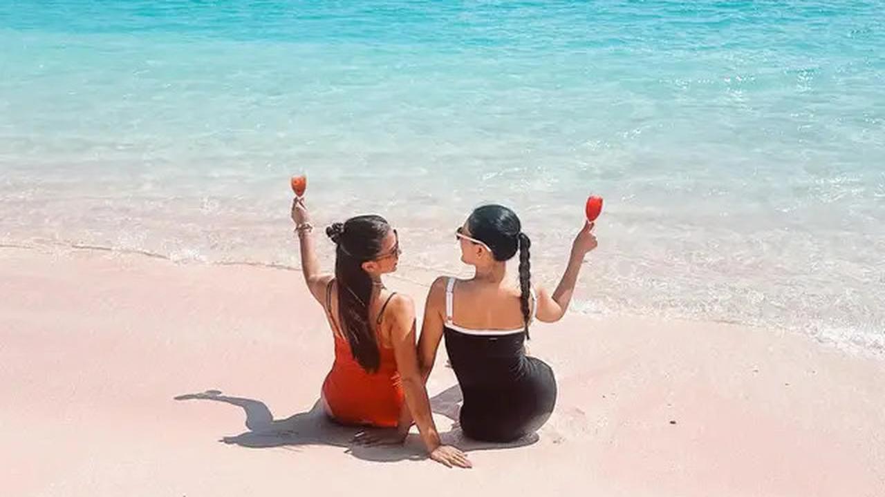 Dengan back view, dia dan temannya berpose bersama, menghasilkan foto yang dianggap sangat artistik.<br>