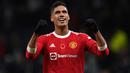 Raphael Varane. Bek tengah Prancis berusia 29 tahun yang baru semusim berseragam Setan Merah ini menjadi salah satu pemain termahal asal Prancis yang pernah didatangan Manchester United. Ia didatangkan pada awal musim 2021/2022 dari Real Madrid dengan nilai transfer 40 juta euro atau kini setara Rp613 miliar. Hingga kini ia total telah tampil dalam 28 laga bersama MU di semua ajang dengan torehan 1 gol dan 1 assist. (AFP/Glyn Kirk)