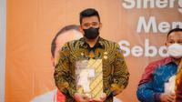 Wali Kota Medan, Bobby Nasution, menerima penghargaan sebagai Inisiator Olahraga Nasional dari Seksi Wartawan Olahraga (Siwo) PWI Pusat yang diserahkan bersamaan dengan rangkaian Hari Pers Nasional (HPN) di Kendari Sulawesi Tenggara