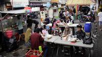 Sejumlah pedagang kaki lima (PKL) berjualan di kawasan Pasar Lama Tangerang, Banten, Sabtu (18/9/2021). Pemerintah akan meluncurkan program Bantuan Langsung Tunai (BLT) untuk 1,2 juta PKL dan pemilik warteg dengan total Rp 1,2 triliun pada pekan depan. (Liputan6.com/Angga Yuniar)
