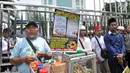 Massa Laskar Pembela Islam (LPI) saat mengawal pemeriksaan Habib Bahar bin Smith di depan Gedung Bareskrim Polri, Jakarta, Kamis (6/12). Massa membawa sejumlah poster tuntutan saat aksi. (Merdeka.com/Iqbal Nugroho)