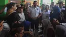Menteri Koordiantor Bidang Infrastruktur dan Pembangunan Kewilayahan, Agus Harimurti Yudhoyono (AHY) memantau pelaksanaan program Pemeriksaan Kesehatan Gratis (PKG) di Pusat Kesehatan Masyarakat (Puskesmas) Beji, Depok, Jawa Barat, pada Senin (10/2/2025). (merdeka.com/Arie Basuki)