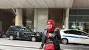 "Alhamdulillah sampe tokyo dengan selamat 🗼," tulis Astrid saat berpose di Haneda Airport International Terminal yang diunggah 19 April 2018. (instagram/astridkuya)