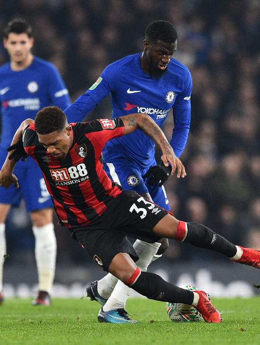 Pemain Chelsea, Tiemoue Bakayoko (kanan) berebut bola dengan pemain Bournemouth, Jordon Ibe pada laga perempatfinal Piala Liga Inggris di Stamford Bridge stadium, London, (20/12/2017). Chelsea menang 2-1. (AFP/Glyn Kirk)