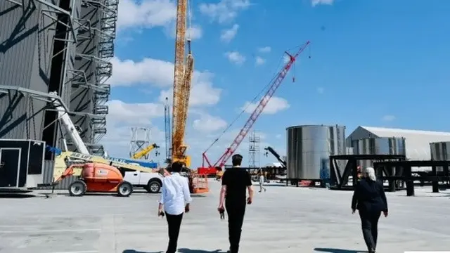6 Potret Presiden Jokowi Bertemu Elon Musk, Sambangi Pabrik Roket Space X