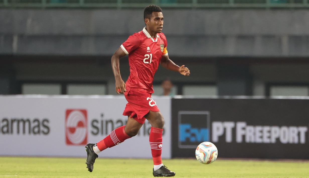 Pemain Timnas Indonesia U-17, Iqbal Gwijangge, ikut membantu serangan dalam pertandingan uji coba melawan Timnas Korea Selatan U-17 yang berlangsung di Stadion Patriot Candrabhaga, Bekasi, Rabu (30/8/2023). (Bola.com/Abdul Aziz)</p>