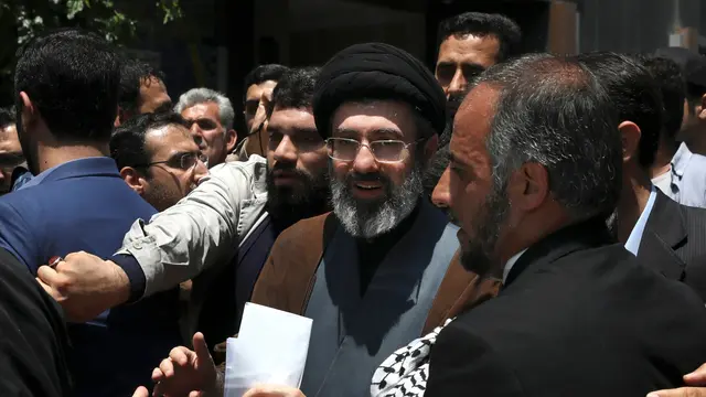 Mojtaba Khamenei (tengah), putra Pemimpin Tertinggi Iran Ayatollah Ali Khamenei, saat menghadiri aksi tahunan Hari Quds atau Hari Yerusalem di Teheran, Iran, pada 31 Mei 2019.
