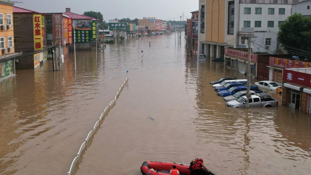 Kota Zhuozhou yang berada di Provinsi Hebei ini telah dihantam badai terburuk dalam lebih dari satu dekade.

Badai yang membawa hujan lebat ini telah menewaskan sedikitnya lebih dari 20 orang di kota itu.