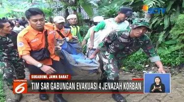 Akibat akses yang sulit untuk dilalui kendaraan, evakuasi korban longsor di Sukabumi dilakukan dengan digotong manual secara estafet oleh Tim SAR Gabungan.