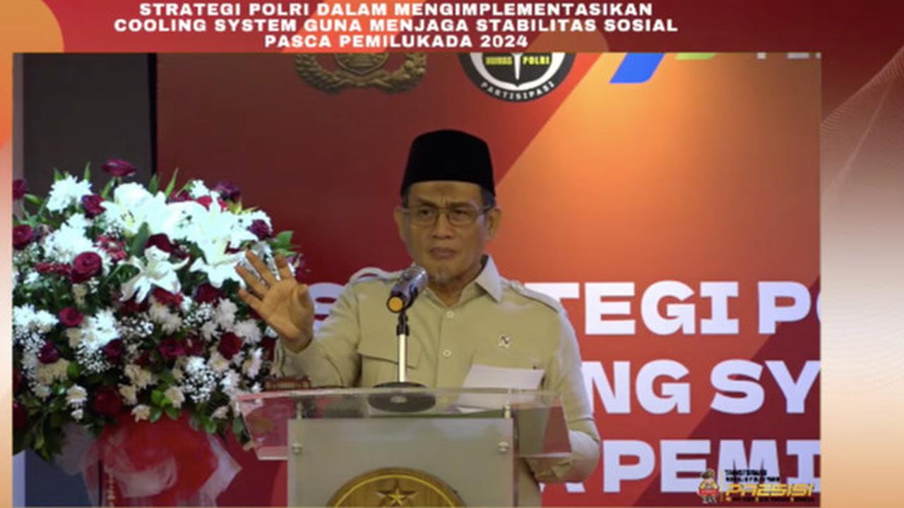 Pakai HP Canggih, Wamenag Kaget Buka Konten Transparan 'Bayangkan Duda Nengok Baju Tipis, Ngeri Kan?