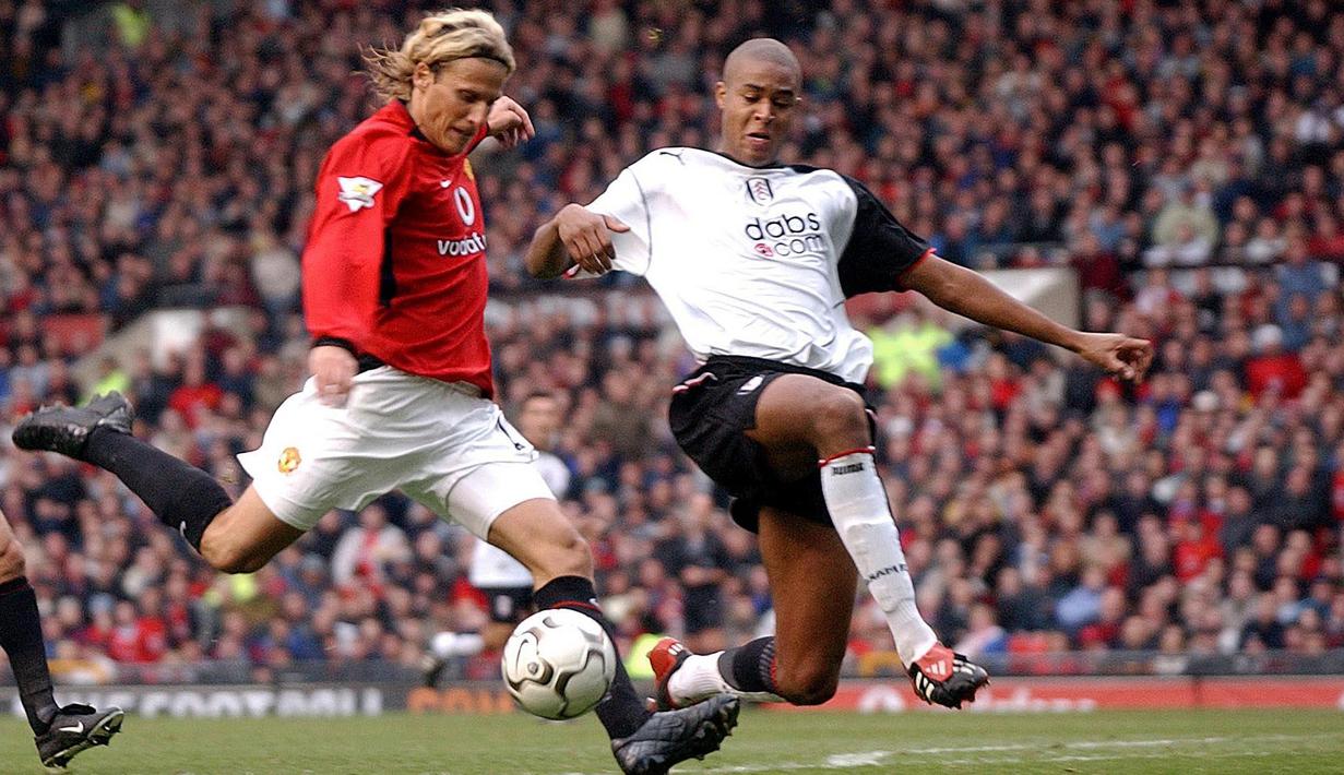 Diego Forlan direkrut oleh MU pada tahun 2002. Namun, ia gagal tampil cemerlang seperti di klub sebelumnya, Independiente. Dua musim di Old Traffor, Forlan memutuskan untuk ke Villarreal sebelum akhrinya dibeli Atletico Madrid dan menjadi salah satu penyerang paling mematikan. (AFP/Paul Barker)