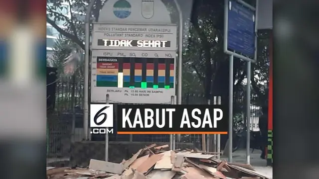 Kabut asap menyelimuti Kota Pekanbaru, Riau, Kamis (12/9/2019). Asap berasal dari kebakaran hutan dan lahan.