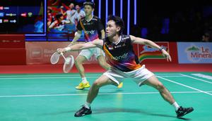 Pebulu tangkis ganda putra Indonesia, Nikolaus Joaquin/Raymond Indra berusaha mengembalikan kok ke pasangan Malaysia, Goh Sze Fei/Nur Izzuddin dalam laga final Indonesia Masters 2026 di Istora, Senayan, Jakarta, Minggu (25/01/2026). (Bola.com/Bagaskara Lazuardi)