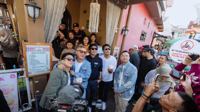 The Dudas Minus One vespaan di Malang (instagram.com/raffinagita1717)