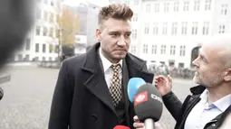 Nicklas Bendtner. Striker Denmark ini pensiun di Copenhagen di usia 33 tahun pada 3 Juni 2021. Total tampil dalam 505 laga bersama klub maupun timnas, dengan torehan 147 gol dan 65 assist. Ia pernah mencapai nilai jual tertinggi sebesar 10 juta euro bersama Arsenal. (AFP/Martin Sylvest)