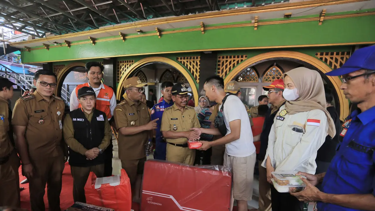 Gubernur Andra Soni Kunjungi Korban Banjir di Tangerang