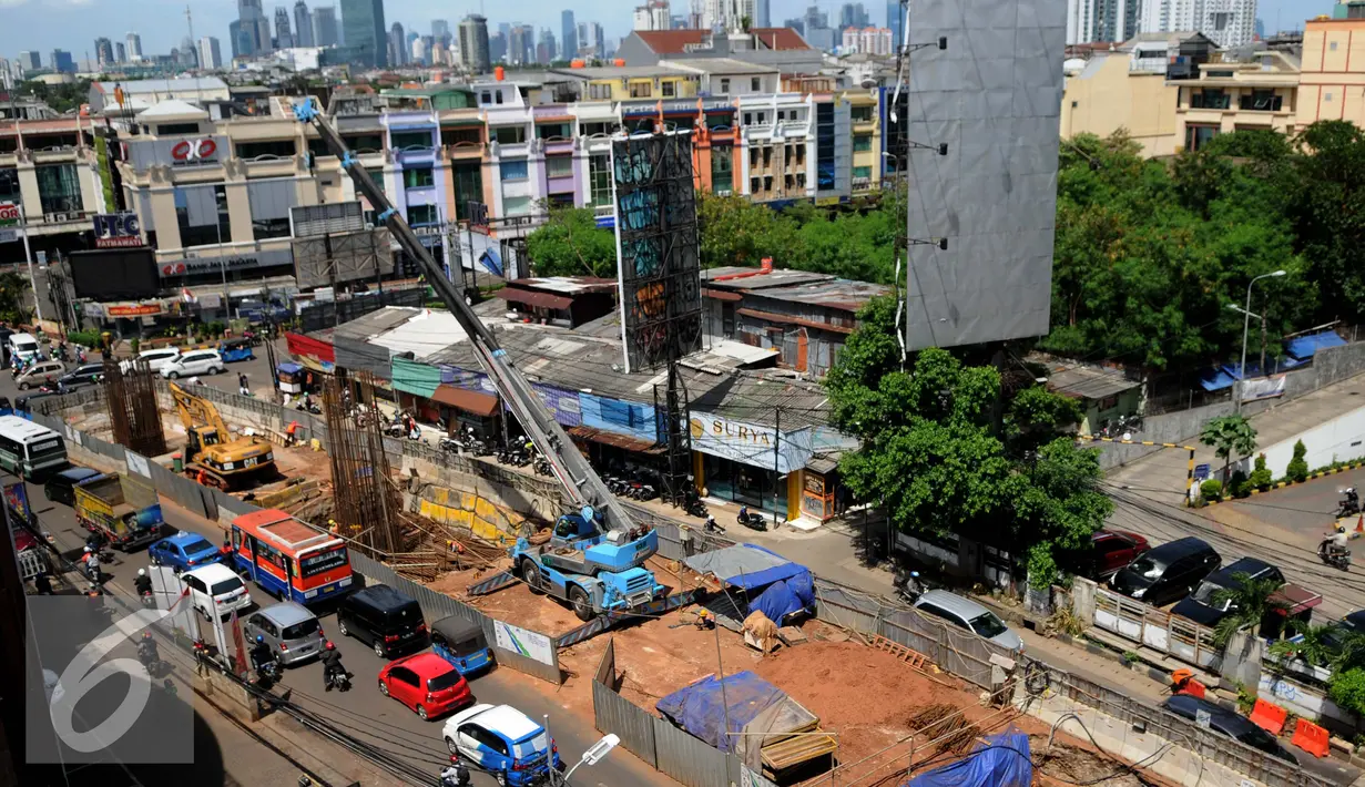 Sejumlah alat berat digunakan untuk pembangunan stasiun Mass Rapid Transit (MRT) yang masih dalam pengerjaan di Jalan Fatmawati, Jakarta, Kamis (19/1). (Liputan6.com/Gempur M. Surya)