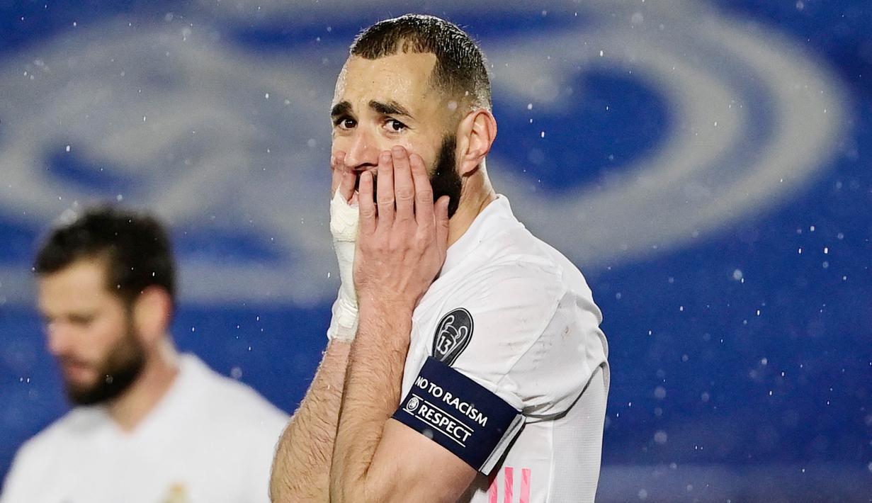 Striker Real Madrid, Karim Benzema, tampak kecewa usai gagal menaklukkan Chelsea pada laga semifinal Liga Champions di Stadion Alfredo di Stefano, Rabu (28/4/2021). Kedua tim bermain imbang 1-1. (AFP/Javier Soriano)