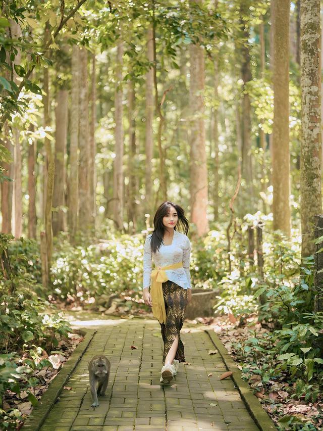 6 Gaya Ayu Fuji An yang Dipuji Bak Kembang Desa Mengenakan Kebaya Putih di Bali