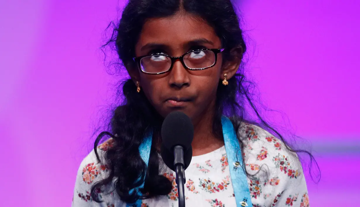 Nithika Rangan (9), peserta dari California berkompetisi pada babak ketiga Scripps National Spelling Bee di Oxon Hill, Maryland, Selasa (28/5/2019). Kompetisi mengeja ini yang tertinggi di AS, dengan peserta yang juga berasal dari negara lain. (AP/Patrick Semansky)