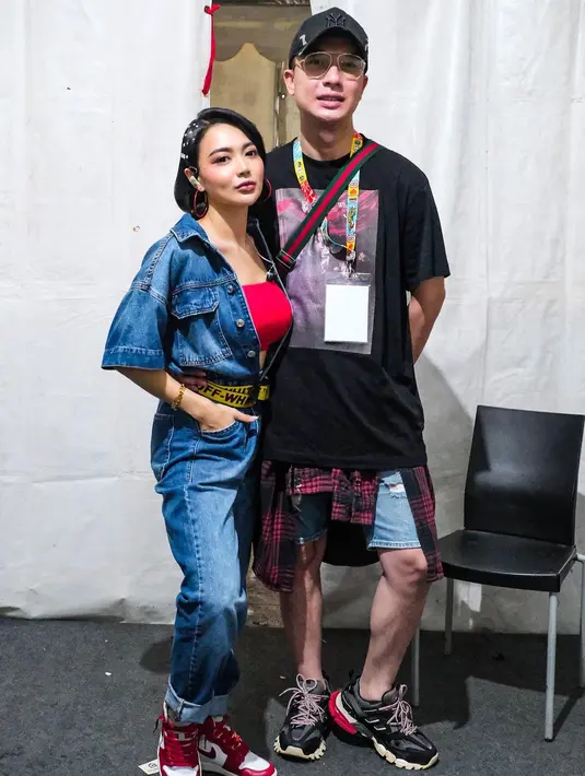 Gaya kasual dan basic juga tampil semakin keren dengan mix and match yang asik. [@wikasalim/@maxadamkamil].