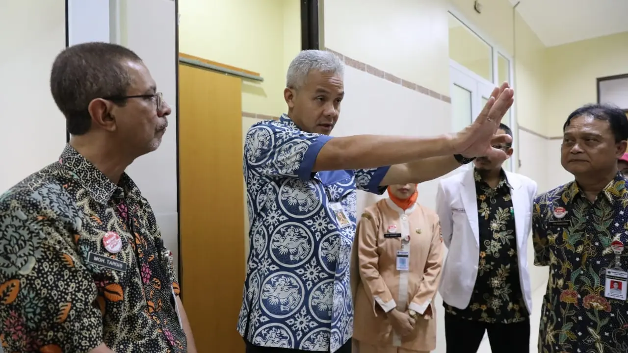 Ganjar Pranowo didampingi Bupati Banyumas  Acmad Husein dan Direktur RSUD Margono meninjau ruang isolasi RSUD Margono, beberapa hari lalu. (Foto: Liputan6.com/Rudal Afgani Dirgantara)