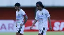 Dua pemain Bali United, gelandang Hariono (kanan) dan striker Stefano Lilipaly tampak lesu usai bermain imbang 1-1 dengan Persita Tangerang dalam laga matchday ke-3 Grup D Piala Menpora 2021 di Stadion Maguwoharjo, Sleman, Jumat (2/4/2021). (Bola.com/M Iqbal Ichsan)