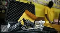 Senjata api Revolver made in USA digelar saat rilis di Polres Jakarta Utara, Senin (25/1). Dalam penggrebekan petugas berhasil menyita 20,74 Gram Sabu, sejumlah senjata api berikut  amunisi dan sebuah granat nanas aktif. (Liputan6.com/Faizal Fanani)