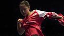 Pebulutangkis tunggal putri Jepang, Nozomi Okuhara, mengganti baju saat pertandingan BCA Indonesia Open 2017 di JCC, Jakarta, Kamis (15/5/2017). (Bola.com/Vitalis Yogi Trisna)