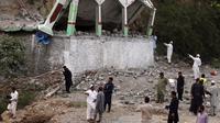 Masjid itu runtuh karena dampak ledakan, kata Khan. (AP Photo/Muhammad Sajjad)