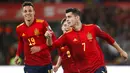 Pemain Spanyol Alvaro Morata (kanan) melakukan selebrasi usai mencetak gol ke gawang Swedia pada pertandingan sepak bola kualifikasi Grup B Piala Dunia 2022 di Stadion La Cartuja, Seville, Spanyol, 14 November 2021. Spanyol menang 1-0. (AP Photo/Angel Fernandez)