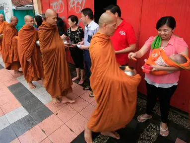 Sejumlah Bhiksu melaksanakan ritual Pindapata di Jl.Pemuda Magelang, Jawa Tengah, Sabtu (21/5/2016). Menurut tradisi Buddha, ritual ini adalah bersedekah dengan mengumpulkan bahan makanan dan uang dari umat Buddha di sekitar mereka. (Boy Harjanto)