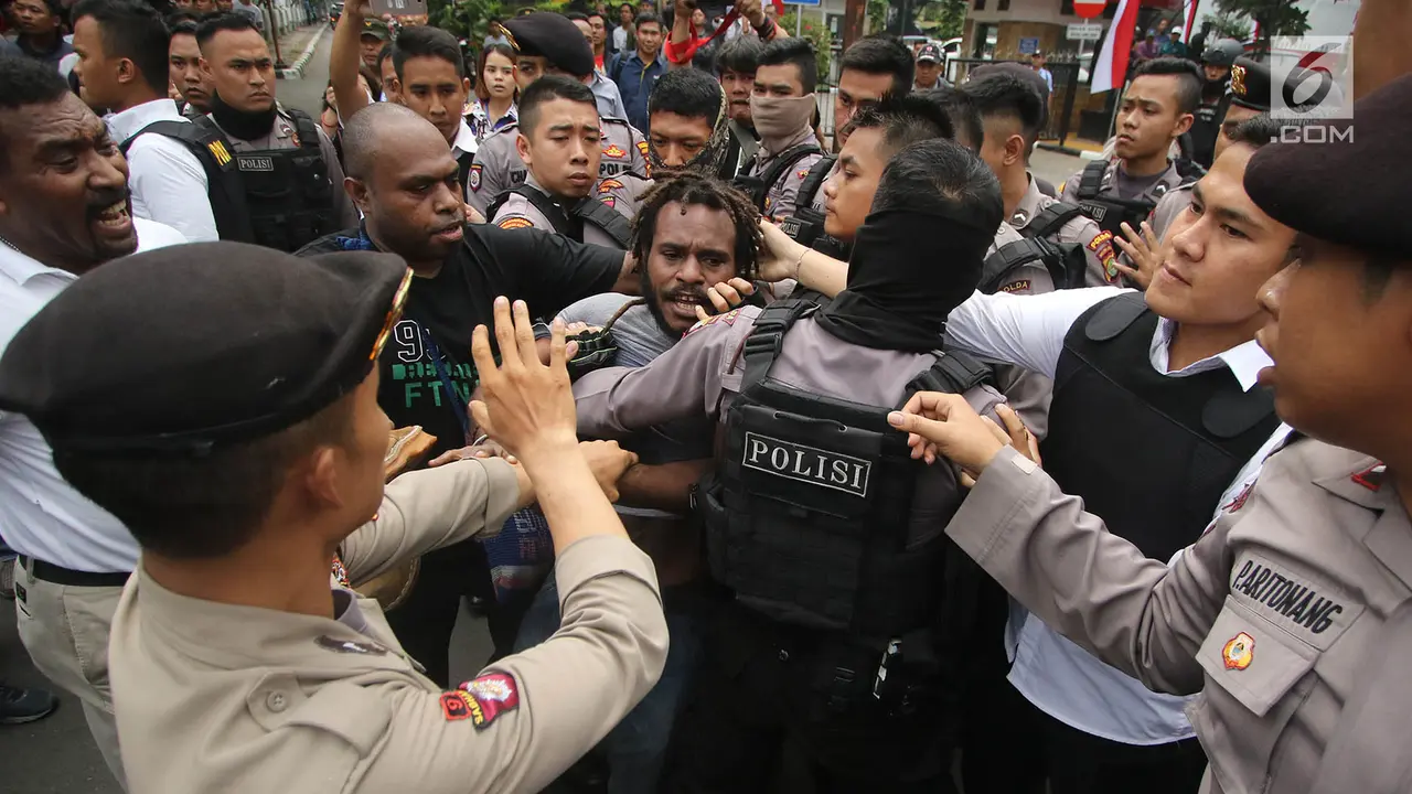 Polisi Bubarkan Paksa Massa Aksi Papua Barat