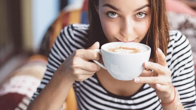 Mengulik Dampak Buruk Kafein pada Wanita