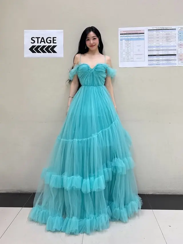 Tiffany Young Kenakan Ball Gown blue. [@tiffanyyoungofficial]