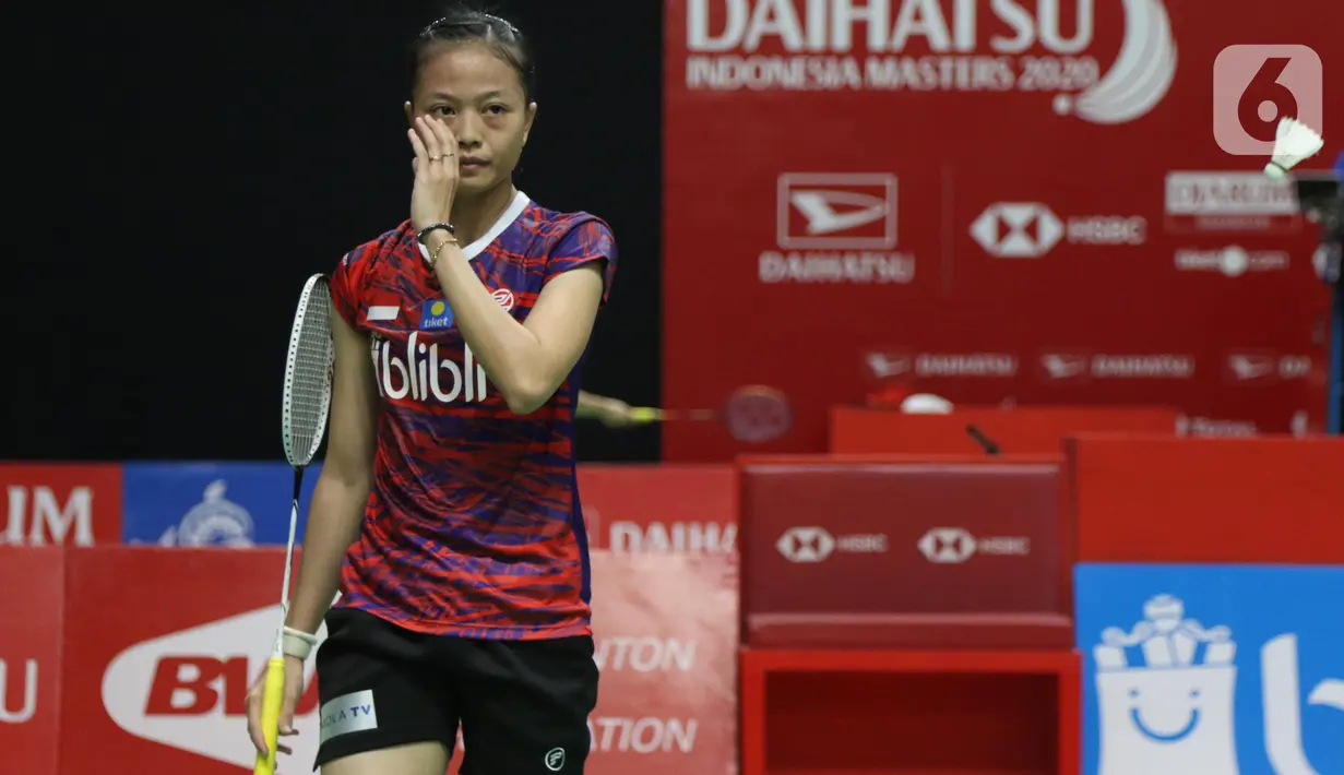 Pebulutangkis tunggal putri Indonesia, Fitriani saat melawan Han Yue (China) pada babak pertama Indonesia Masters 2020 di Istora GBK, Jakarta, Rabu (15/1/2020). Fitriani kalah dua set langsung 6-21, 17-21. (Liputan6.com/Helmi Fithriansyah)