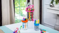 Cara Membuat Tempat Pensil dari Botol Bekas./hallmarkchannel.com