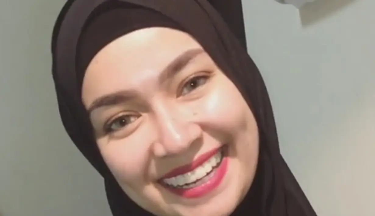 Aryani Fitriana menjelaskan, saat menjalani syuting Anak Jalan, ia terpaksa melepas jilbabnya.  Hal itu terkait kontrak kerja yang di tanda tangani sejak lama. Bahkan ia juga siap di hujat nitizen. (dok. Instagram)