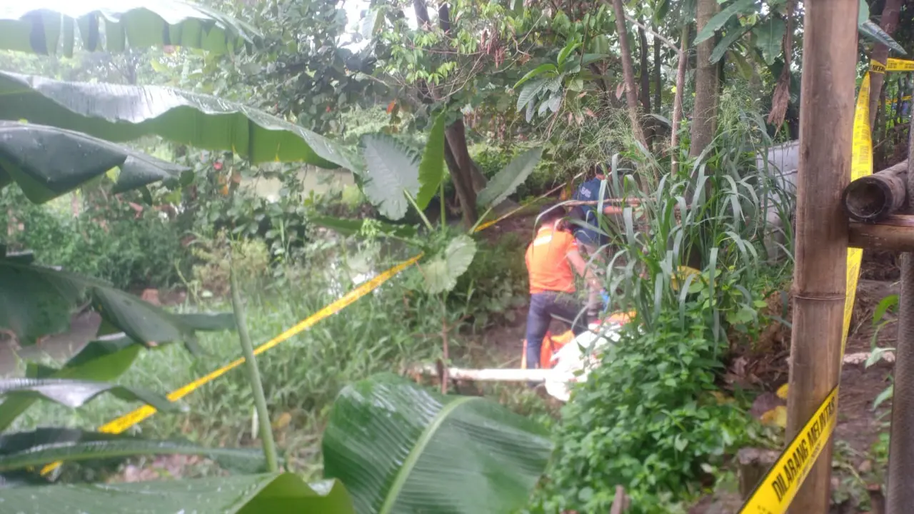 Polres Metro Depok mengevakuasi jasad pencuri handphone yang tewas dibacok pemiliknya di wilayah Cilangkap, Kecamatan Tapos, Kota Depok.