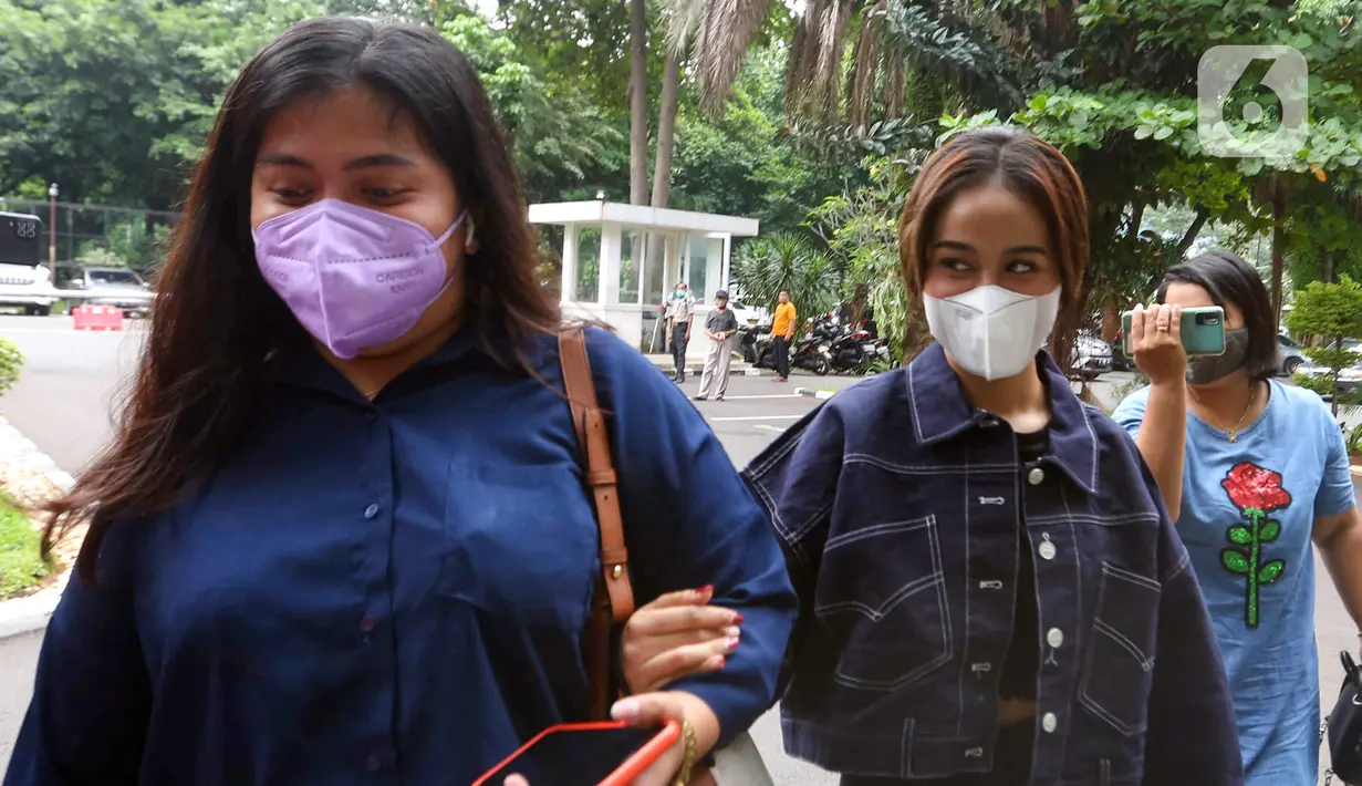 Adik mendiang Vanessa Angel, Mayang Lucyana Fitri (tengah) saat tiba di Direktorat Reserse Kriminal Khusus Polda Metro Jaya, Jakarta, Rabu (8/6/2022). Mayang menjalani pemeriksaan kedua terkait kasus dugaan pencemaran nama baik yang dilaporkan produk skincare. (Liputan6.com/Herman Zakharia)