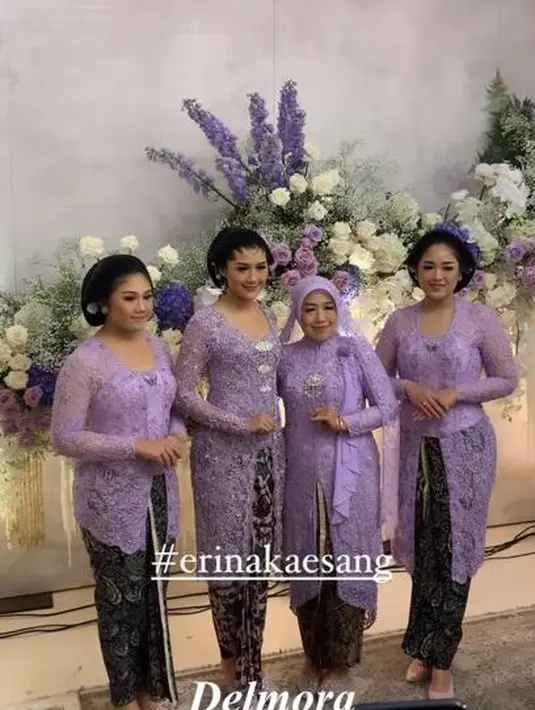 Tak banyak aksesori, ia hanya memakai bros tiga susun yang disematkan di dada, serta aksesori rambut berbentuk rangkaian bunga. @mordenco. @delmoraattire.