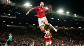 Selebrasi pemain Manchester United, Benjamin Sesko, yang mencetak gol ke gawang Sabah FK dalam laga matchday pertama Liga Champions 2026/2027 di Old Trafford, Jumat (11/9/2026) dini hari WIB. (AP Photo/Dave Thompson)