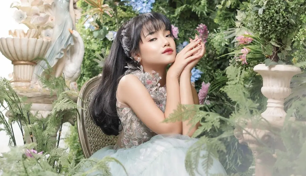 Beginilah potret Fuji di pemotretan terbarunya. Memang dikenal memiliki wajah yang cantik, penampilan adik ipar mendiang Vanessa Angel pada pemotretan ini pun kian membuat orang terpesona. Bersama dengan fotografer profesional FD Photography, Fuji menjalani pemotretan bertema kebun. (Liputan6.com/IG/@fuji_an)