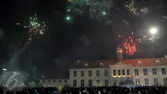 Pesta kembang api di Kota Tua Museum Fatahilla, Jakarta, Jum'at (01/01). Ribuan Warga Jakarta hadir untuk menyemarakan pergantian tahun baru. (Liputan6.com/Faisal R Syam)