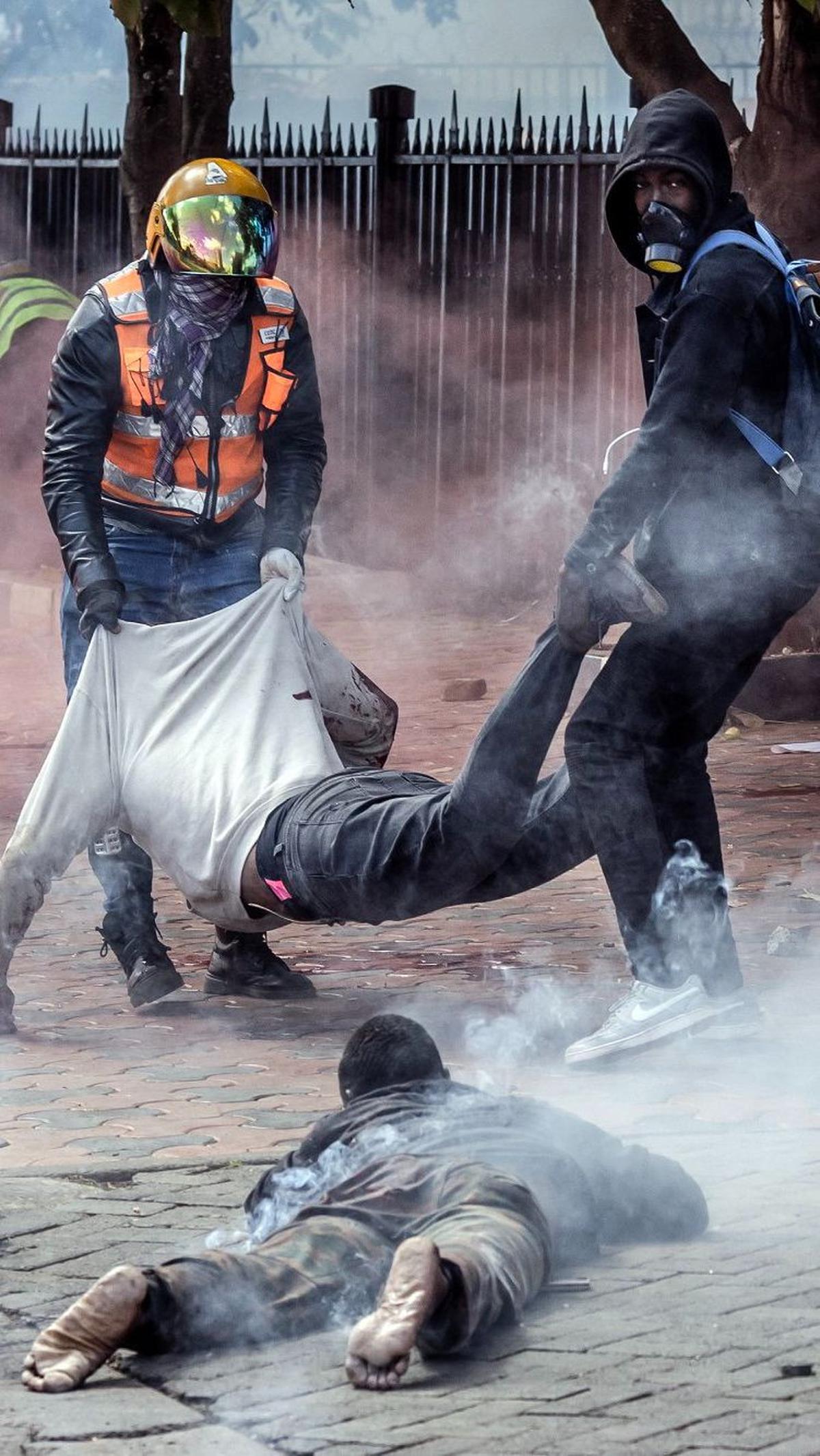 Dilansir Reuters (26/5), petugas medis melaporkan setidaknya 23 orang tewas dan puluhan lainnya terluka dalam bentrokan di seluruh negeri.&nbsp;Foto: Luis Tato/AFP