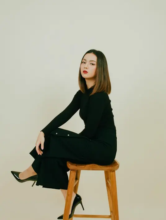 Dalam balutan busana warna hitam juga menonjolkan kesan elegan pada Ersya. Sehingga ia terlihat lebih dewasa dan semakin elegan. (Liputan6.com/IG/ersyaurel)