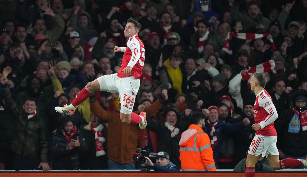 Empat gol Arsenal dicetak Gabriel Magalhaes pada menit 48, Martin Zubimendi menit 52, Leandro Trossard menit 69, dan Gabriel Jesus menit 78. Aston Villa hanya mampu membalas melalui Ollie Watkins pada menit 90+4. (AP photo/Alastair Grant)